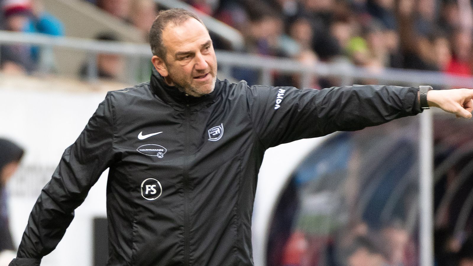 
                <strong>1. FC Heidenheim (Vierter, 30 Punkte)</strong><br>
                "Wir haben jetzt 30 Punkte geholt. Das ist für uns mehr als die halbe Miete", sagte Trainer-Urgestein Frank Schmidt, seit nunmehr zwölf Jahren in Heidenheim. Er weiß: "Wenn wir unsere Sachen gut machen, dann haben wir eine Chance, aber wenn wir nachlassen, dann wird es für uns verdammt schwer, Spiele zu gewinnen." Erster Gradmesser: Am Mittwoch der VfB Stuttgart, Mitkonkurrent im Aufstiegsrennen. ran-Prognose: 
              