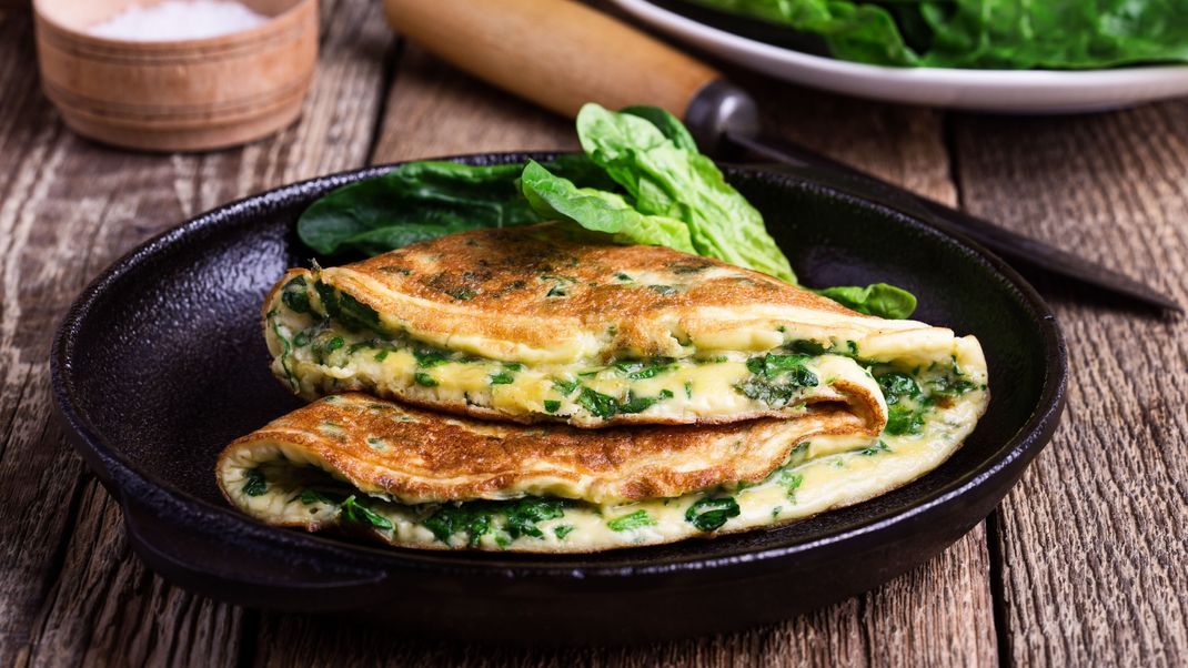 Ein Spinat-Omelette ist ein sättigendes und leckeres Frühstück für deinen energetischen Start in den Tag.