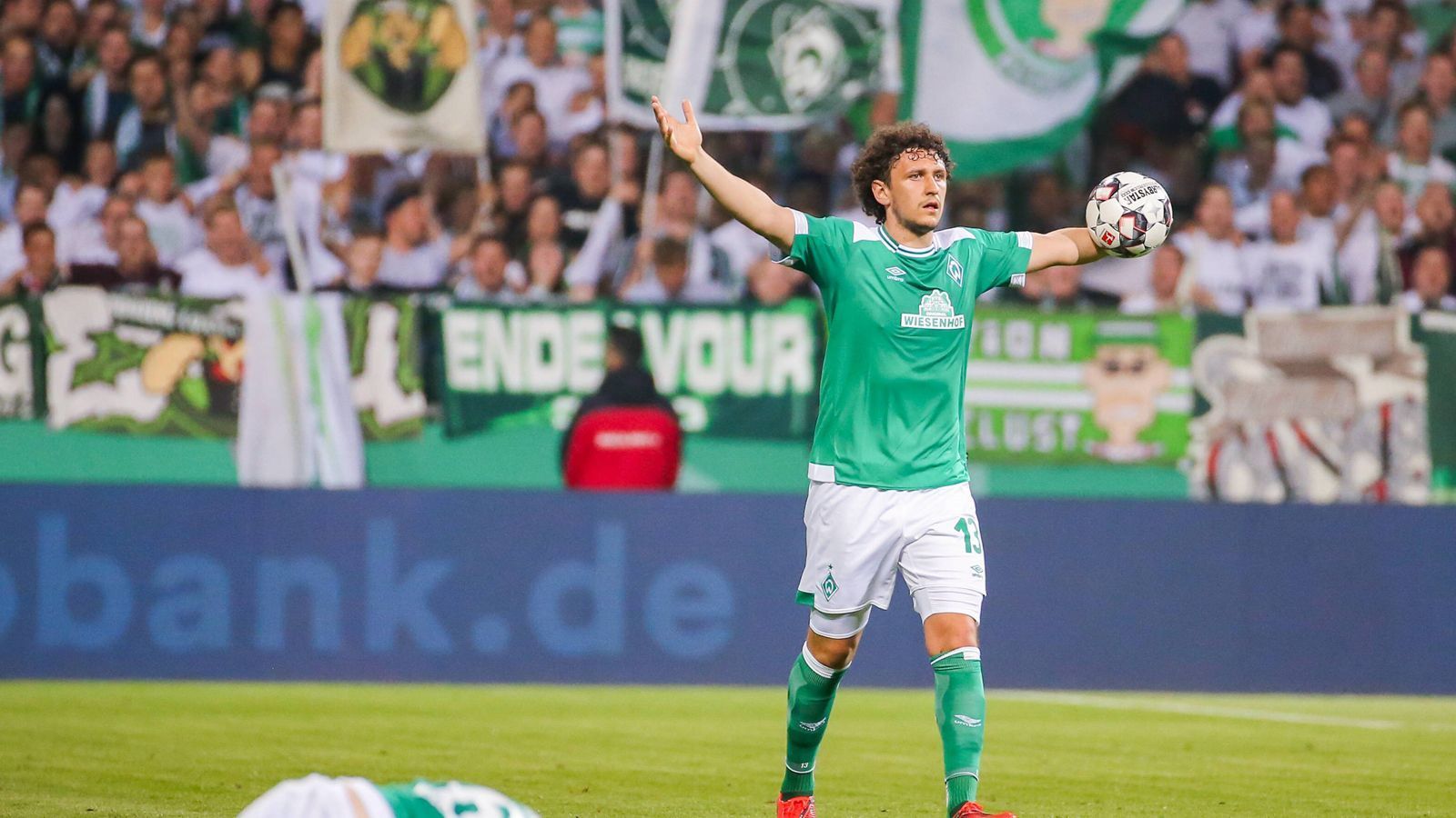 
                <strong>Milos Veljkovic (Werder Bremen)</strong><br>
                Der Serbe hält nach seinem Platzverweis beim jüngsten Duell in München diesmal oft Sicherheitsabstand zu den Gegenspielern. Beim 0:1 durch Lewandowski mit fatalen Folgen, weil er Assistgeber Müller nach Boatengs langer Flanke aus den Augen verliert. Auch beim 0:2 steht er Müller am nähesten und wird düpiert. ran-Note: 5
              