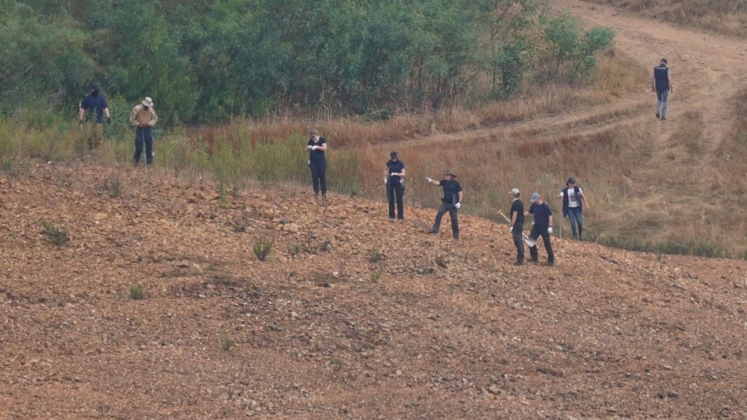 Polizisten suchen im Rahmen der Ermittlungen zum Verschwinden von Madeleine McCann am Ufer des Arade-Stausees.