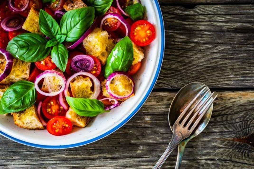 Panzanella ist eine herzhafte Variante für Brotreste.