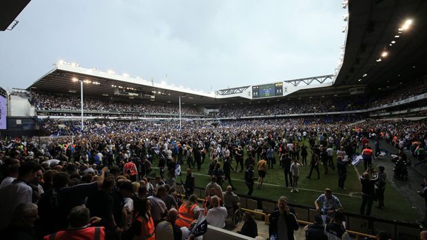 
                <strong>Tottenham Hotspur: Abschied von der White Hart Lane 7</strong><br>
                Nach dem Spiel gab es unter den Fans kein Halten mehr. Sie stürmten auf den Rasen des altehrwürdigen Stadions ...
              