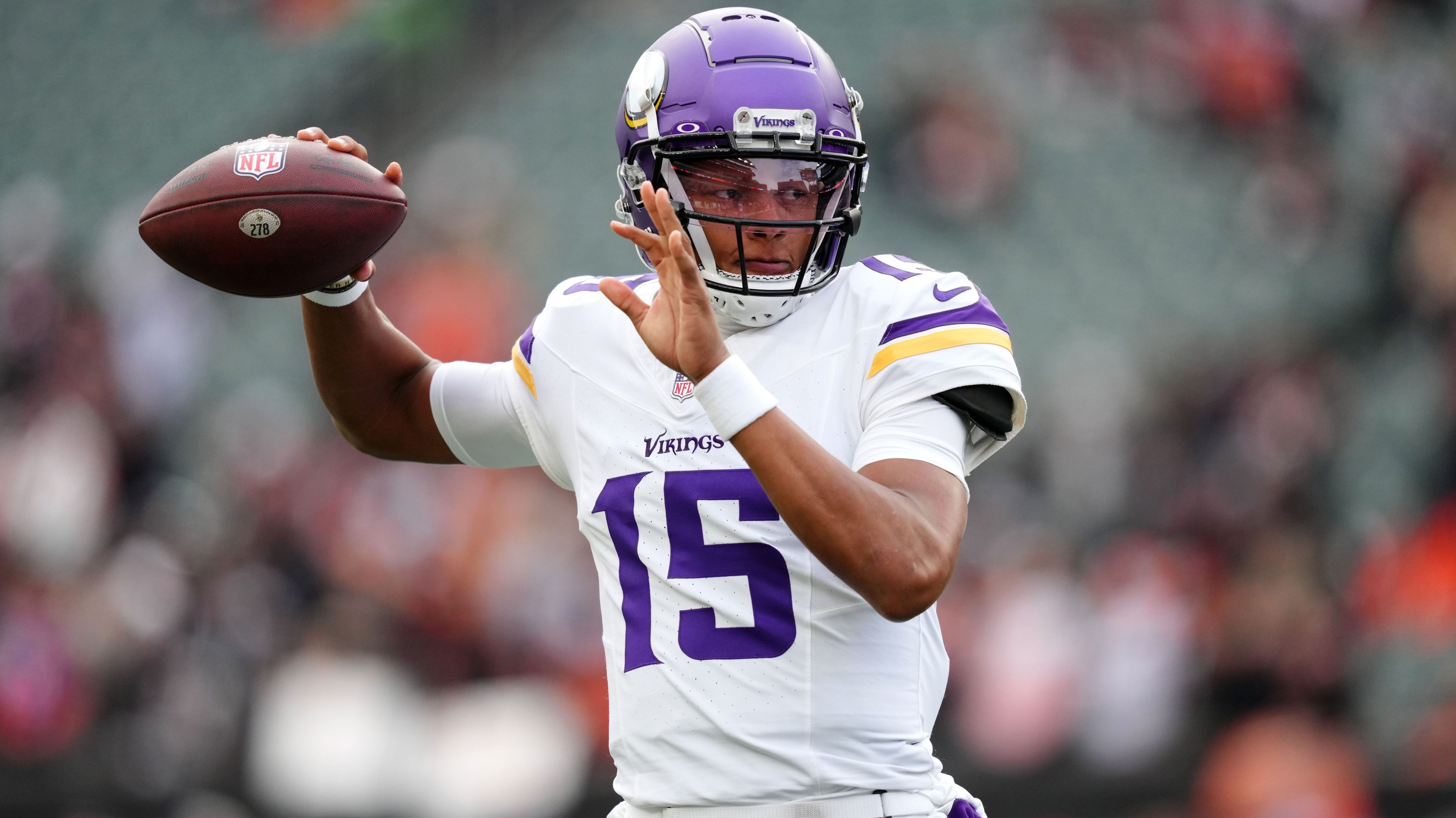 <strong>Josh Dobbs (San Francisco 49ers)</strong><br>Brock Purdy hat einen neuen Backup. Nach dem Abgang von Sam Darnold unterschreibt Josh Dobbs einen Einjahresvertrag bei den San Francisco 49ers. Der ehemalige Viking und Cardinal verdient 2,25 Millionen Dollar, mit leistungsbezogenen Boni kann sein Gehalt auf drei Millionen Dollar ansteigen.