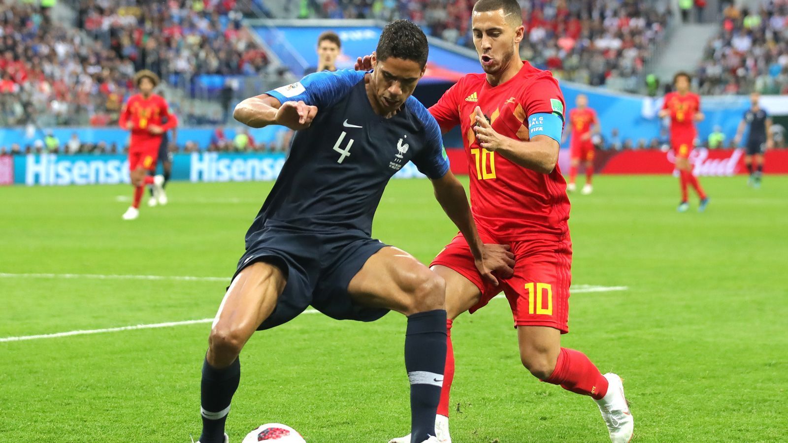 
                <strong>Raphael Varane</strong><br>
                Varane hält das Zentrum bombensicher. Per Kopf lenkt er eine Fackel von Hazard gerade noch über die Latte. Auch sonst ist der Innenverteidiger immer wieder Retter in der Not. Ganz starker Auftritt! ran-Note: 2
              