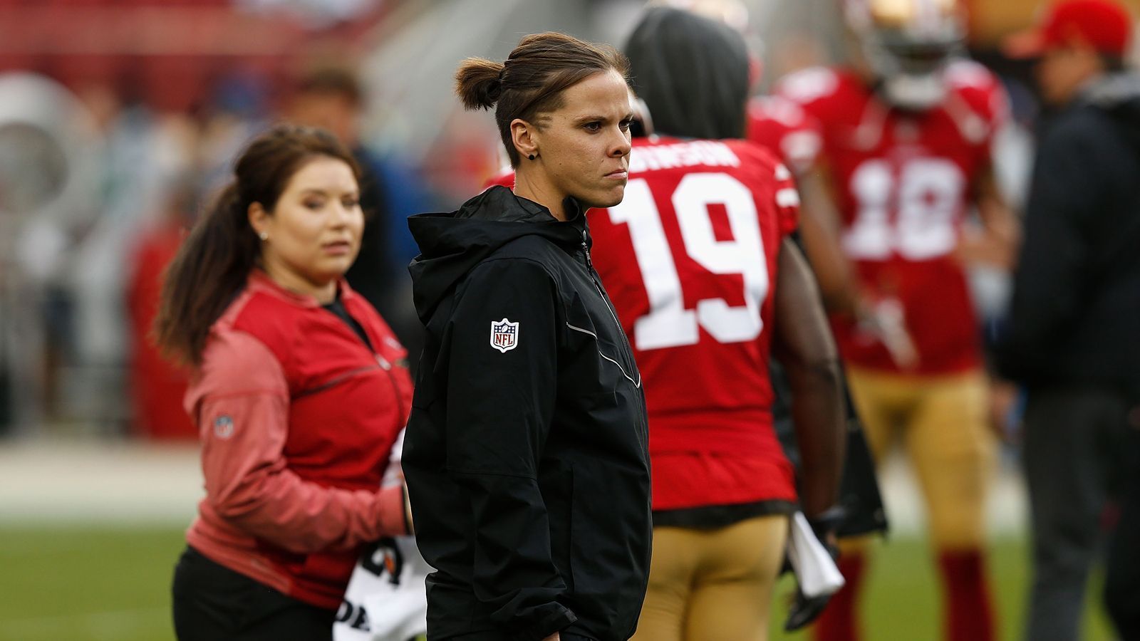 
                <strong>Katie Sowers (Offense-Assistentin Kansas City Chiefs)</strong><br>
                2017 wurde Katie Sowers von den San Francisco 49ers als Assistenz-Trainerin für die Offensivabteilung eingestellt. Sie hatte damit ihren Anteil daran, dass die Offense um Quarterback Jimmy Garoppolo so gut funktionierte und nach dem Sieg gegen die Green Bay Packers in den Super Bowl der Saison 2019 einzog. Dort war Sowers die erste Frau, die im Endspiel der NFL als Coach fungierte. Nach der Saison 2020 ist ihr Vertrag bei den 49ers ausgelaufen. Ende Mai 2021 kündigte sie allerdings an, dass ihre NFL-Karriere im Rahmen des NFL-Diversitäts-Programms "Bill Walsh Diversity Coaching Fellowship" im Trainerstab der Kansas City Chiefs weitergeht. 
              