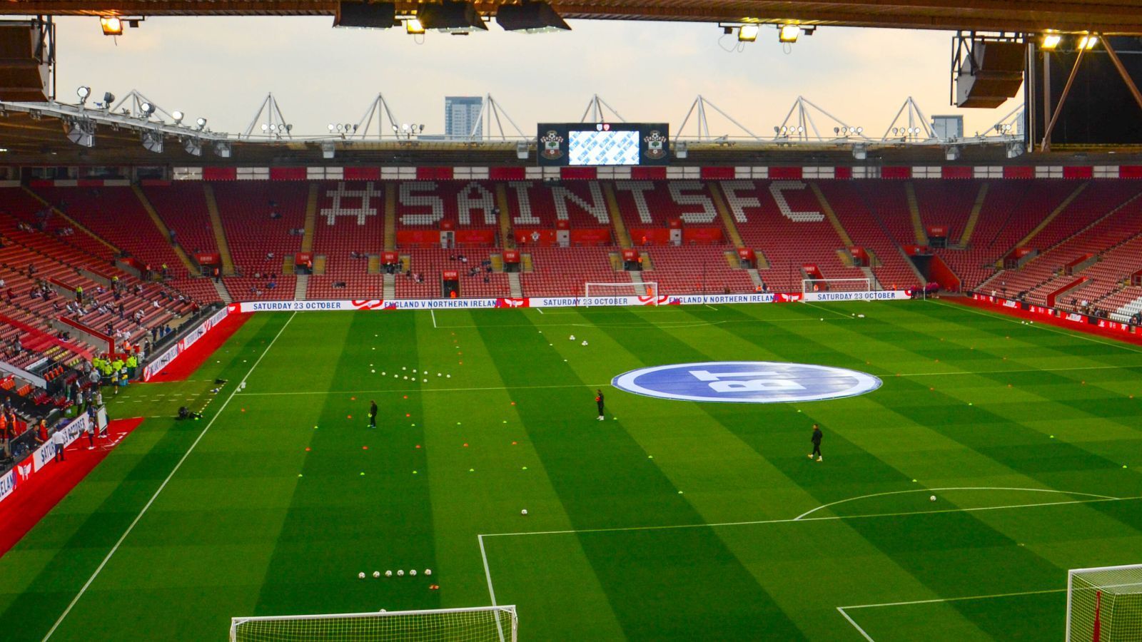 
                <strong>St. Marys Stadium</strong><br>
                &#x2022; Heimverein: Southampton FC<br>&#x2022; Kapazität: 32.505<br>&#x2022; Anzahl Spiele: 3<br>
              