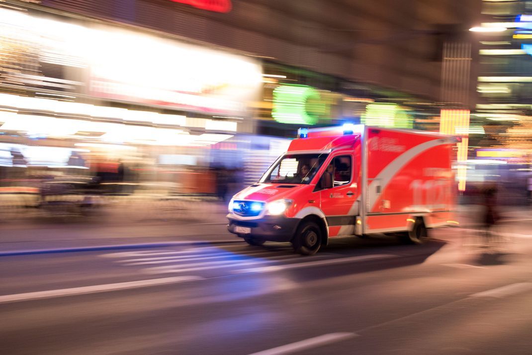 Nach einem Fenstersturz aus einem Düsseldorfer Hotel ist eine Jugendliche im Krankenhaus ihren schweren Verletzungen erlegen. (Symbolbild)
