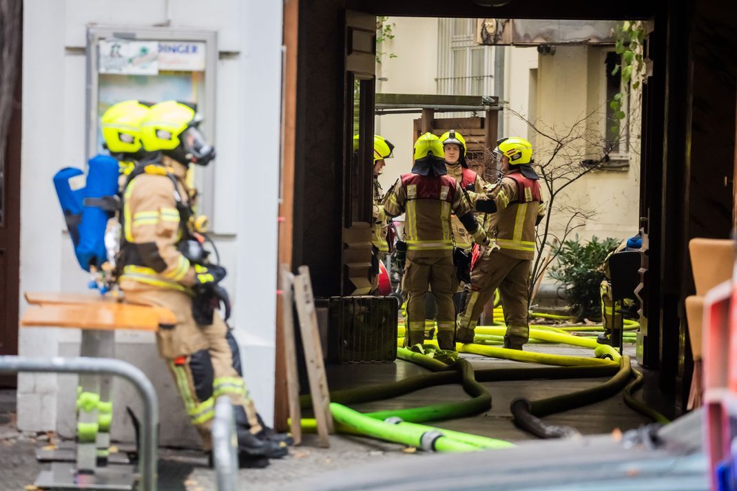 In Berlin-Mitte gibt es einen Brand mit vielen Verletzten, die Feuerwehr ist in einem größeren Einsatz