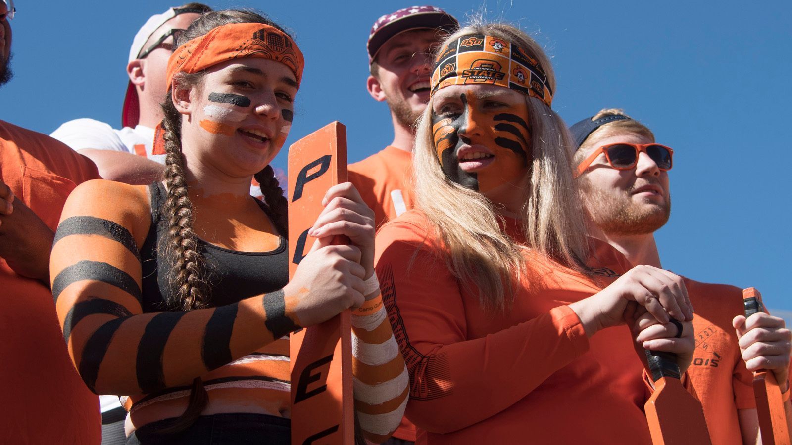 
                <strong>Oklahoma State Cowboys: Tiger, Aggies und Cowboys</strong><br>
                Wie an vielen anderen Universitäten, die in den letzten Wochen bei ran-College gezeigt wurden, wurde auch an der Oklahoma State University lange nach einem passenden Namen für das Programm gesucht. Als ehemalige Oklahoma A&M hieß man natürlich eine Zeit lang "Aggies". Schließlich wurde der Rufname in "Tigers" geändert - zum Leidwesen der Studenten. 1924 gab der damalige Sportchef der Oklahoma City Times, Charles Saulsberry, den Anstoß. Er sprach immer wieder von den A&M Cowboys. Damit war der Stein ins Rollen gebracht und auch die Studenten konnten sich mit dem neuen Namen anfreunden.
              