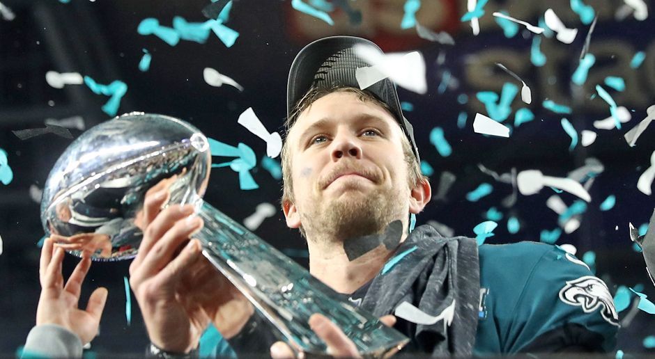 
                <strong>Bester Hauptdarsteller: Nick Foles</strong><br>
                So ein Drehbuch kann sich einfach niemand ausdenken! Nachdem Star-Quarterback Carson Wentz sich das Kreuzband reißt, scheint die Saison der Eagles gelaufen. Niemand glaubt ernsthaft daran, dass das Team jetzt noch den Traum vom Super Bowl schaffen könnte. Doch dann übernimmt Backup Nick Foles, spielt sich in einen Rausch und führt sein Team von Sieg zu Sieg. Im Endspiel gegen die Patriots wird er zum MVP gewählt - die Sensation ist perfekt. Nick Foles ist nach schwierigen Jahren wieder auf dem Radar der NFL-Teams.
              