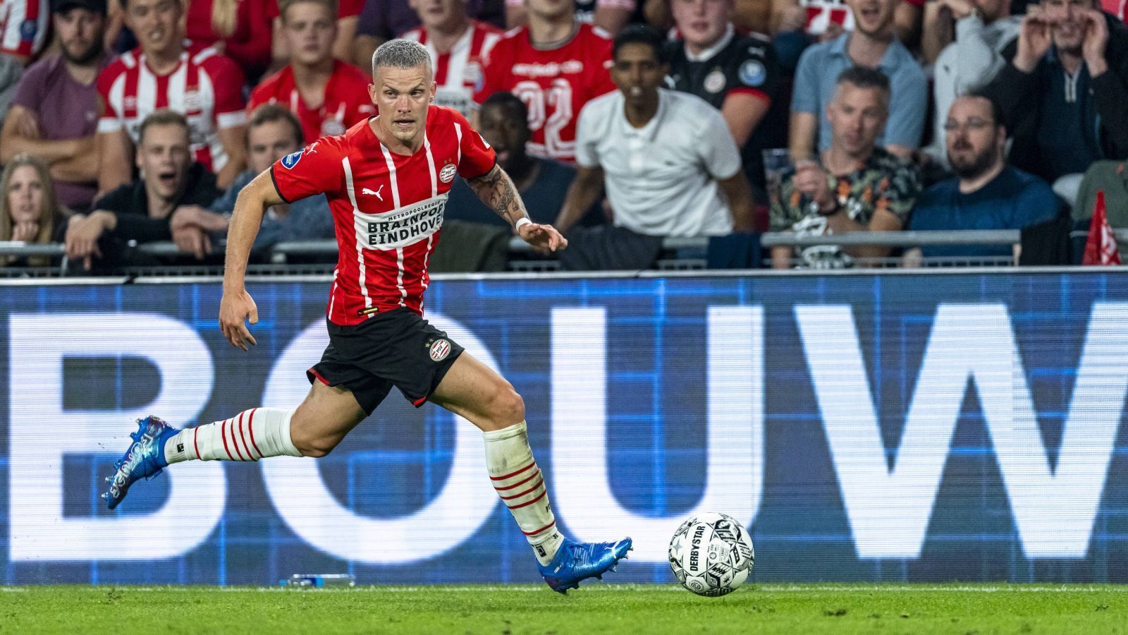 
                <strong>Philipp Max (PSV Eindhoven)</strong><br>
                Nicht ganz so viele Tore, aber ebenso gute Leistungen steuert Philipp Max derzeit in Eindhoven bei. Der Linksverteidiger ist gesetzt, verpasste in der Champions League bisher keine Minute und legte wie Kollege Götze einen Treffer vor. Auch ihn dürfte Neu-Bundestrainer Flick bei der Benennung seines ersten Kaders im Hinterkopf haben.
              