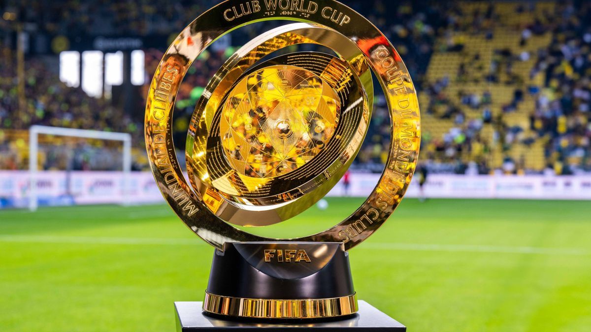 20.04.2025: Fußball: Borussia Dortmund - Borussia Mönchengladbach, 30. Spieltag im Signal-Iduna-Park. Der Pokal der Fifa Club-Weltmeisterschaft wird präsentiert. WICHTIGER HINWEIS: Gemäß den Vorgab...