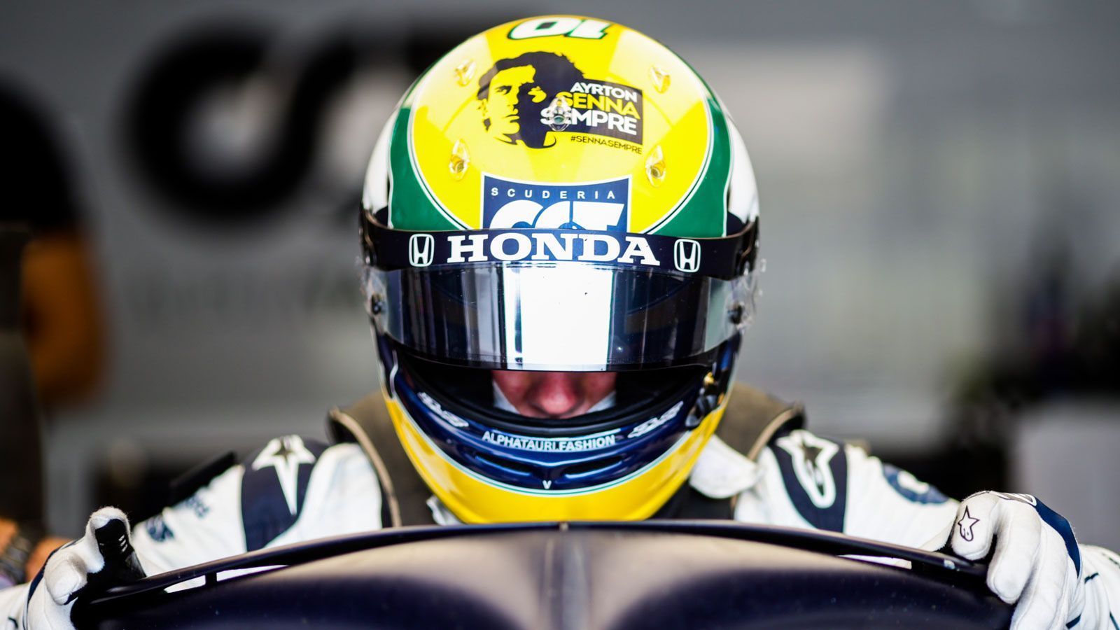 
                <strong>#SempreSenna - Pierre Gasly fährt in Imola mit Helm im Senna-Design</strong><br>
                "Legenden werden niemals vergessen", schreibt Pierre Gasly auf Twitter und präsentiert stolz seinen Helm für das Formel-1-Rennen in Imola. Der Alpha Tauri-Piloten greift für den "Großen Preis der Emilia-Romagna" das legendäre Design von Rennsport-Legende Ayrton Senna auf und erinnert damit an den dreimaligen Weltmeister, der 1994 auf tragischer Weise an der Strecke ums Leben kam. Wie Gasly auf Twitter erklärt, sei der Brasilianer in jungen Jahren ein Idol des Franzosen gewesen.
              