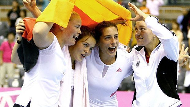 
                <strong>Das erste Mal dabei</strong><br>
                Doch der Stern der heute 25-Jährigen geht schnell auf. Nach ersten Achtungserfolgen auf der WTA-Tour debürtiert Andrea Petkovic (2.v.re.) 2007 im deutschen Fed-Cup-Team. Zusammen mit Tatjana Malek tritt sie gegen Kroatien im Doppel an.
              