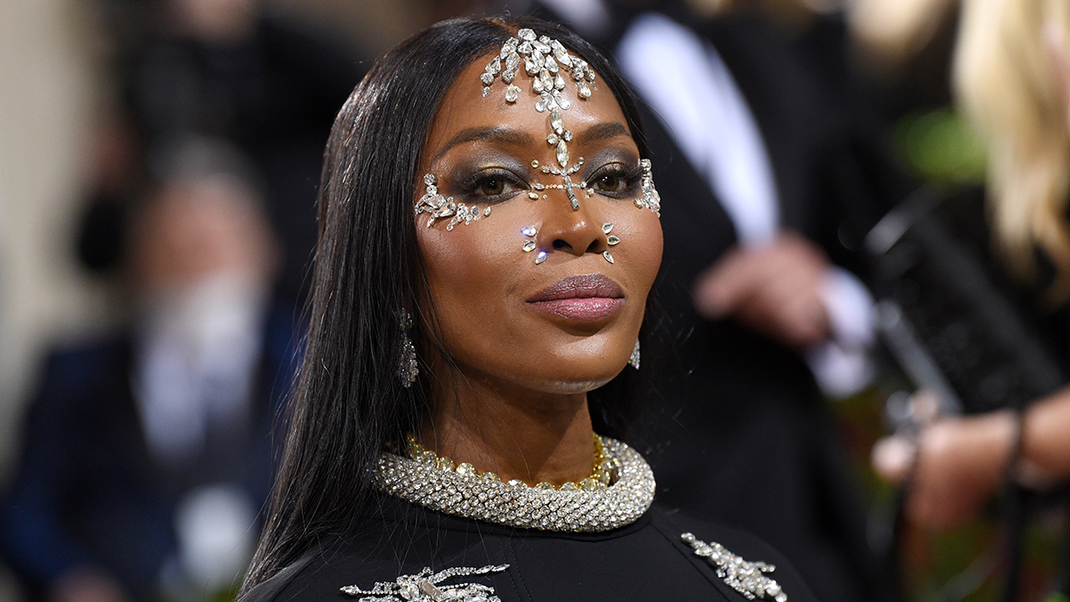 Superstar und Modelikone Naomi Campbell überraschte mit einem glamourösen Make-up Look par excellence.