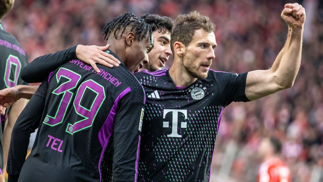 Mathys Tel von Bayern München jubelt nach seinem 4:0 Treffer mit Teamkollege Leon Goretzka.
