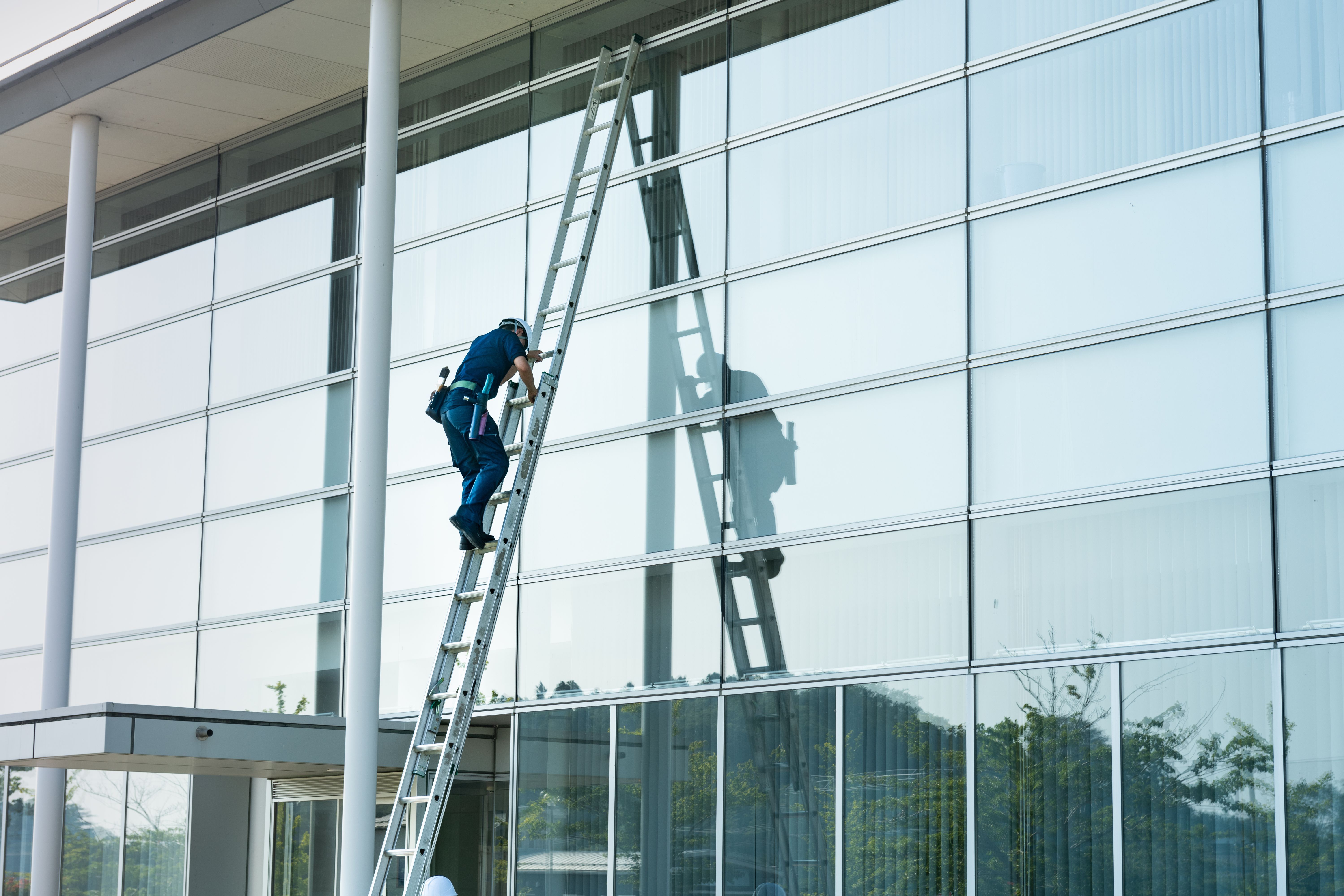 Diese Leiter ist nach oben hin ausziehbar, wodurch sie für Arbeiten in unterschiedlichen Höhen angelegt werden kann. Schiebeleitern verwenden Sie am besten für Arbeiten an hohen Decken, Wänden, Dachrinnen oder für das Reinigen von Dachfenstern.