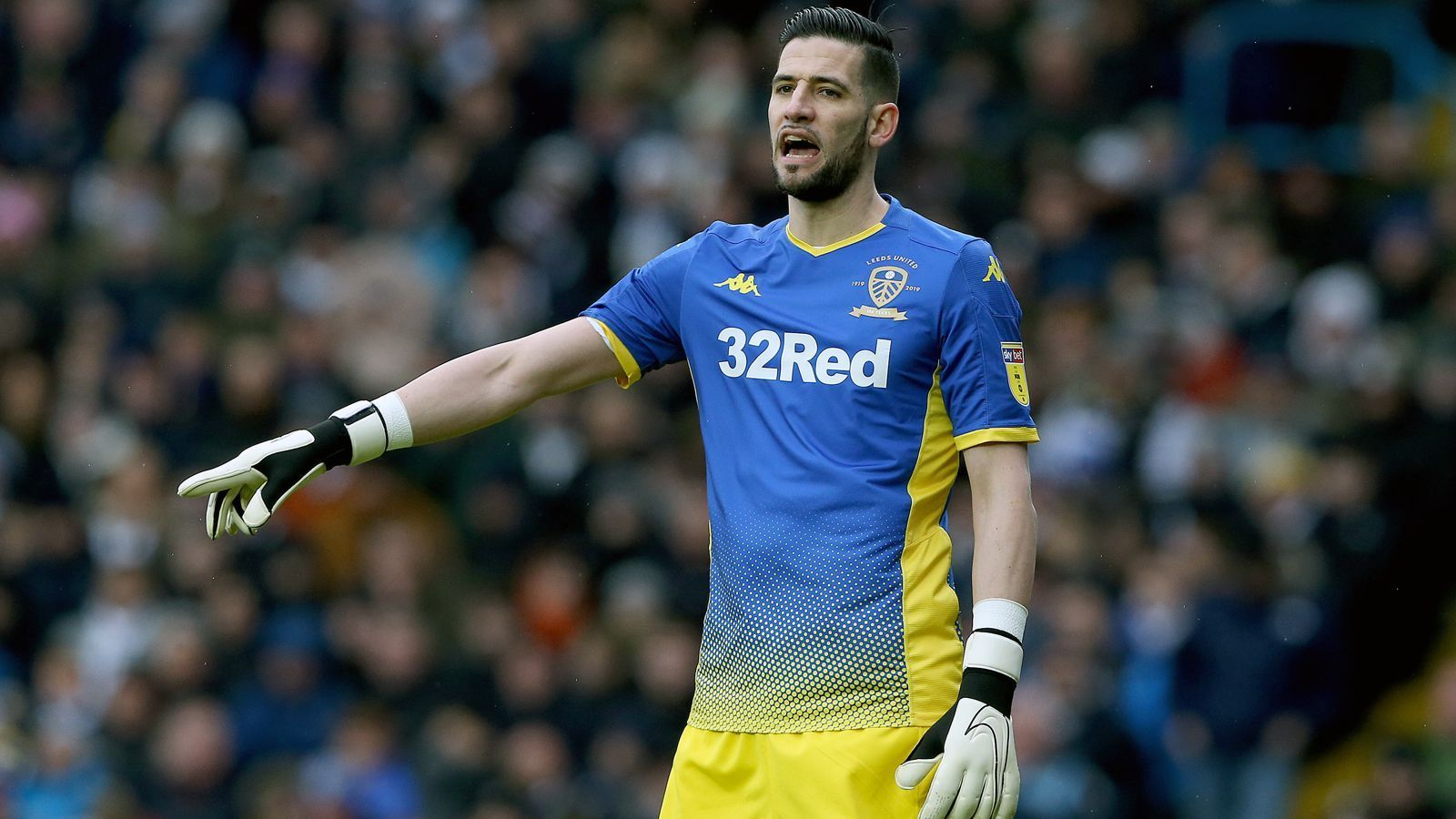 <strong>Kiko Casilla (Leeds United, acht Spiele Sperre)</strong><br>
                Im September 2019 beleidigte der damalige Leeds-Torhüter Kiko Casilla seinen Gegenspieler&nbsp;Jonathan Leko von Charlton Athletic rassistisch. Im Februar 2020 wurde der Spanier deshalb für acht Spiele der englischen Championship gesperrt. Zudem musste Ex-Real-Torhüter Casilla eine Strafe in Höhe von umgerechnet 70.000 Euro bezahlen.