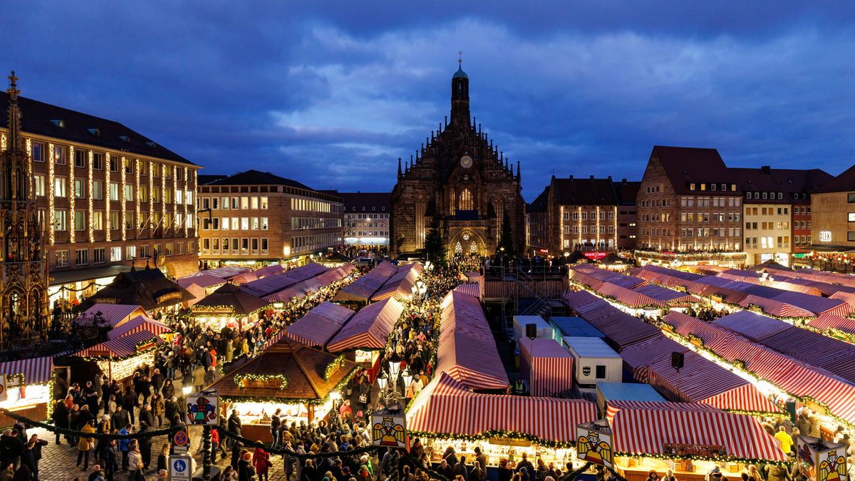 Blick über den Nürnberger Christkindlesmarkt aus dem Jahr 2024.