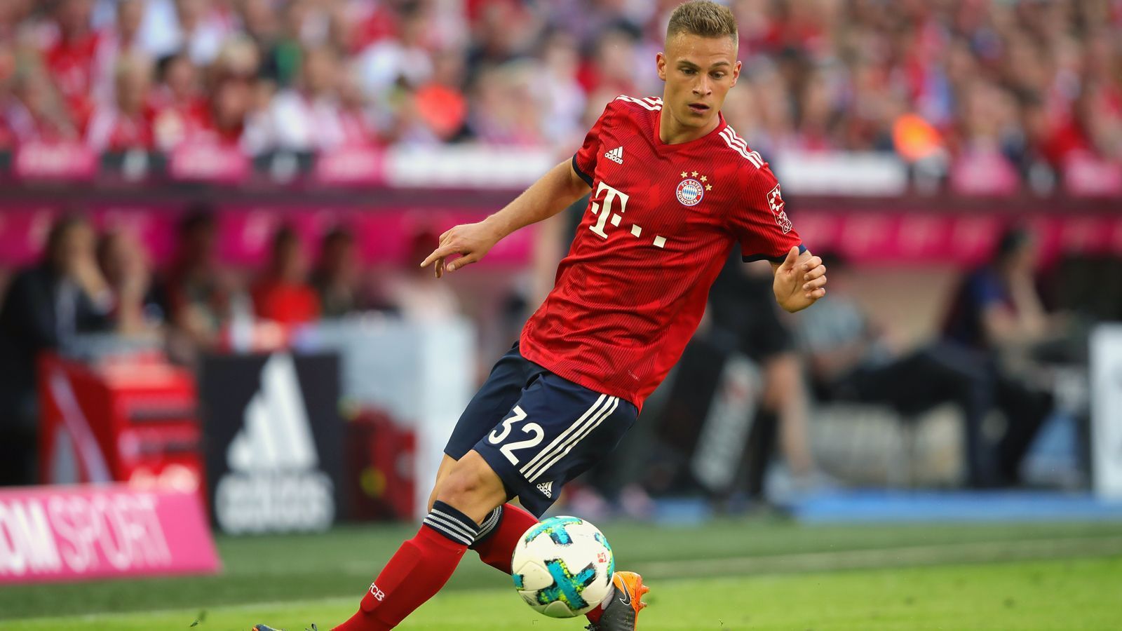 
                <strong>Joshua Kimmich</strong><br>
                Den Durchbruch hat Nationalspieler Joshua Kimmich in München schon längst geschafft - und noch viel mehr. Der deutsche WM-Teilnehmer wechselte 2015 als 20-Jähriger für geschätzte 8,5 Millionen Euro Ablöse vom VfB Stuttgart zu Bayern und trat dort ein Jahr später die Nachfolge von Philipp Lahm als Rechtsverteidiger an. Mittlerweile ist der Confed-Cup-Sieger auf seiner Position nicht mehr wegzudenken, verlängerte seinen Vertrag zuletzt vorzeitig bis 2023 - mehr Vertrauensbeweis geht kaum. Unter Kovac ist Joshua Kimmich im Grunde der einzig gesetzte Feldspieler.
              