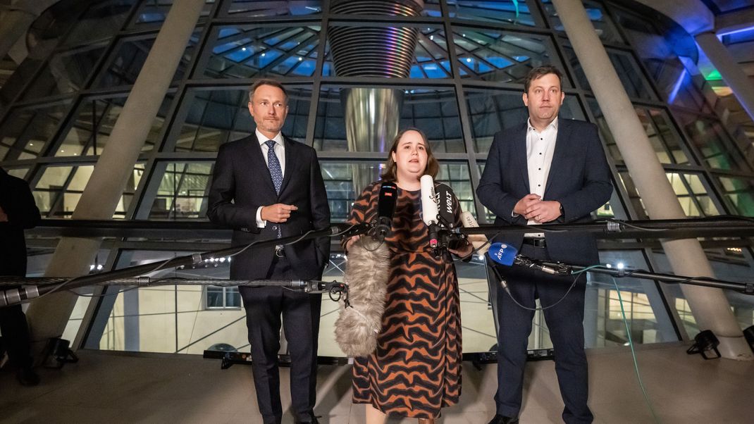 Die Parteichefs der Koalitionsparteien Lars Klingbeil (SPD) Ricarda Lang (Grüne) und Christian Lindner (FDP) sprechen im Bundestag nach dem Koalitionsausschuss.