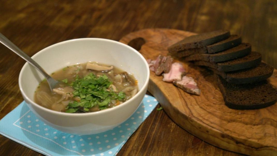 Die Russ:innen servieren ihre Kohl-Suppe gerne mit Schwarzbrot und Speck. Und so kannst du sie nachkochen: