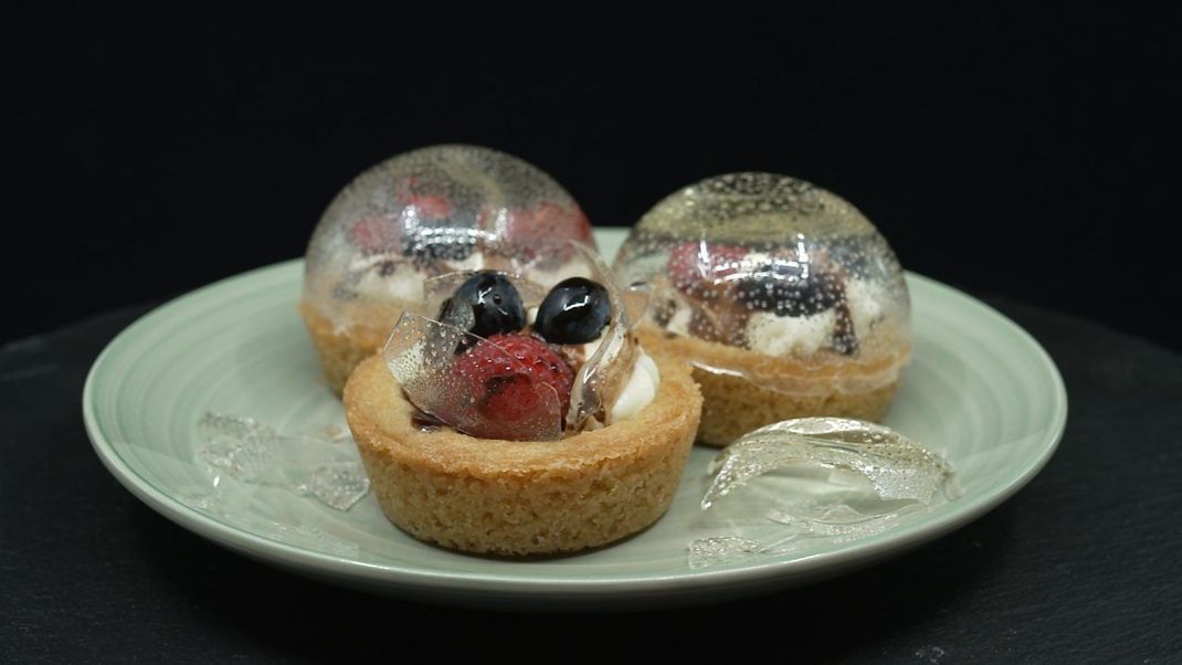 So einfach backst du gefüllte Cookie-Cups mit Zucker-Schneekugel.