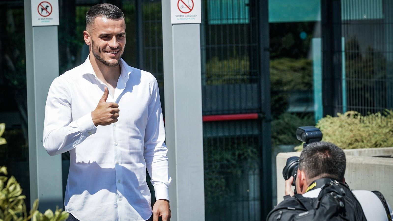 
                <strong>Filip Kostic (Juventus Turin)</strong><br>
                Europa-League-Sieger Eintracht Frankfurt hat den Verkauf von Filip Kostic bestätigt. Der serbische Linksfuß schließt sich nach vier Jahren bei den Hessen dem italienischen Topklub Juventus Turin an. Bei der Alten Dame unterschrieb der 29-Jährige einen Vertrag bis 2026. Die Ablösesumme beläuft sich nach Juve-Angaben auf zwölf Millionen Euro plus drei Millionen an möglichen Boni. Nach "Sport1"-Informationen partizipieren daran auch Kostic selbst und seine Berateragentur ordentlich. Demnach teilt sich Spieler und dessen Vertreter rund 15 Prozent der Ablöse auf, das sind stattliche rund 2,3 Millionen. Ungefähr 500.000 Euro sollen außerdem an den Hamburger SV gehen, bei dem Kostic vor der Eintracht spielte. Damit würde das gesamte Transferpaket auf knapp 18 Millionen anwachsen. Für Frankfurt lief Kostic in 171 Pflichtspielen auf und erzielte dabei 33 Treffer. Zudem bereitete der Nationalspieler 64 Treffer vor und war einer der großen Wegbereiter für den Europapokal-Triumph.
              