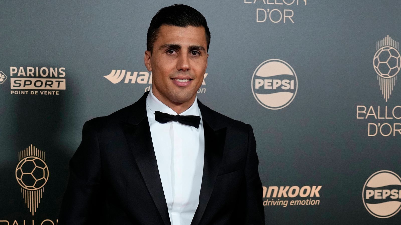 <strong>Rodri (FC Bayern München)</strong><br>Wenige Tage, nachdem Rodri in Paris mit dem Ballon d'Or ausgezeichnet wurde, vermeldet die "tz", dass der Spanier schon vor sechs Jahren auf dem Radar des FC Bayern aufgetaucht sei. Demnach stand der Sechser bereits 2018, als er noch beim FC Villarreal spielte, auf dem Zettel der Bayern. Ein Jahr später habe der damalige Bayern-Sportvorstand Hasan Salihamidzic Rodri unbedingt nach München holen wollen.