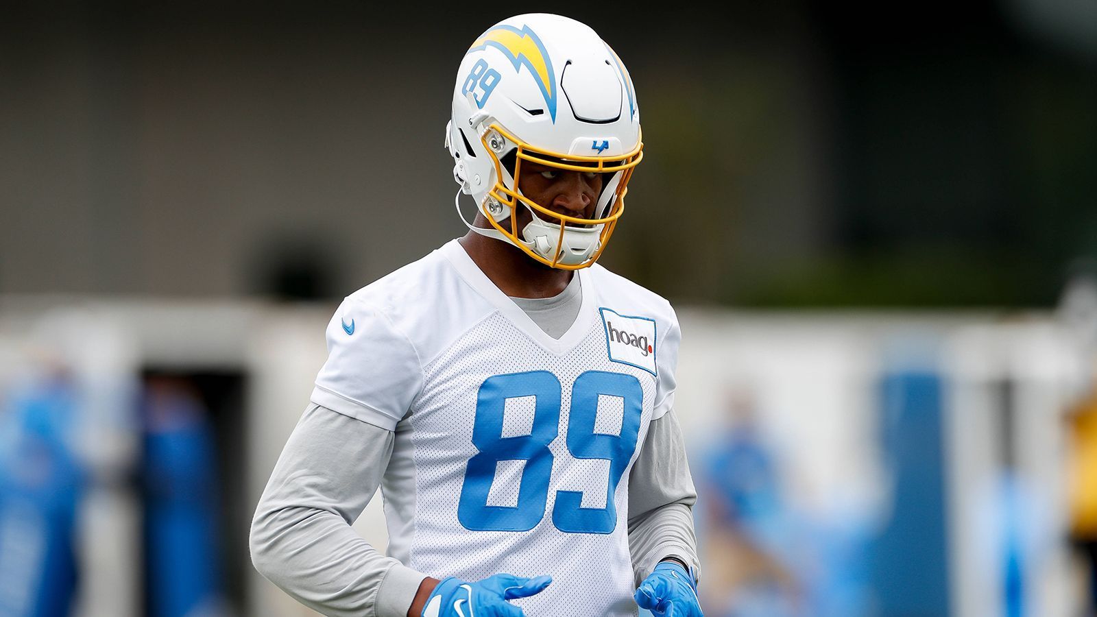 
                <strong>20. Platz: Los Angeles Chargers</strong><br>
                &#x2022; Starter: Gerald Everett<br>&#x2022; Backups: Donald Parham, Tre' McKitty<br>Die Chargers verfügen ebenfalls über einen bunt durchmischten Haufen. Gerald Everett wird meist als Slot-Receiver in Szene gesetzt und sammelte viele Yards nach dem Catch (insgesamt kam er auf 555 Yards). Donald Parham, über zwei Meter groß, wird häufig als Possesion Receiver nahe der Redzone benötigt. Tre' McKitty, immerhin ein ehemaliger Drittrunden-Pick, konnte sich noch keine wirkliche Rolle erarbeiten. 
              