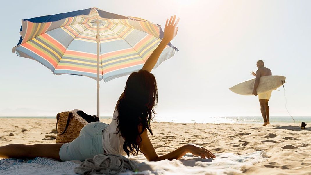 Sand, Salzwasser und Hitze strapazieren die Nägel. Jetzt ist Natürlichkeit und Pflege angesagt!