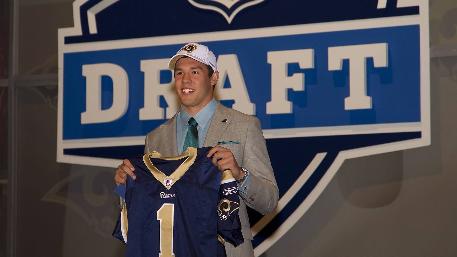 
                <strong>NFL Draft 2010: Sam Bradford</strong><br>
                Sam Bradford wird als Student an der University of Oklahoma von den St. Louis Rams ausgewählt. Über die Philadelphia Eagles und Minnesota Vikings landet der Quarterback 2018 bei den Arizona Cardinals. Nach nur drei Starts verliert der Spielmacher seinen Job an Josh Rosen und wird vom Klub sogar entlassen.
              