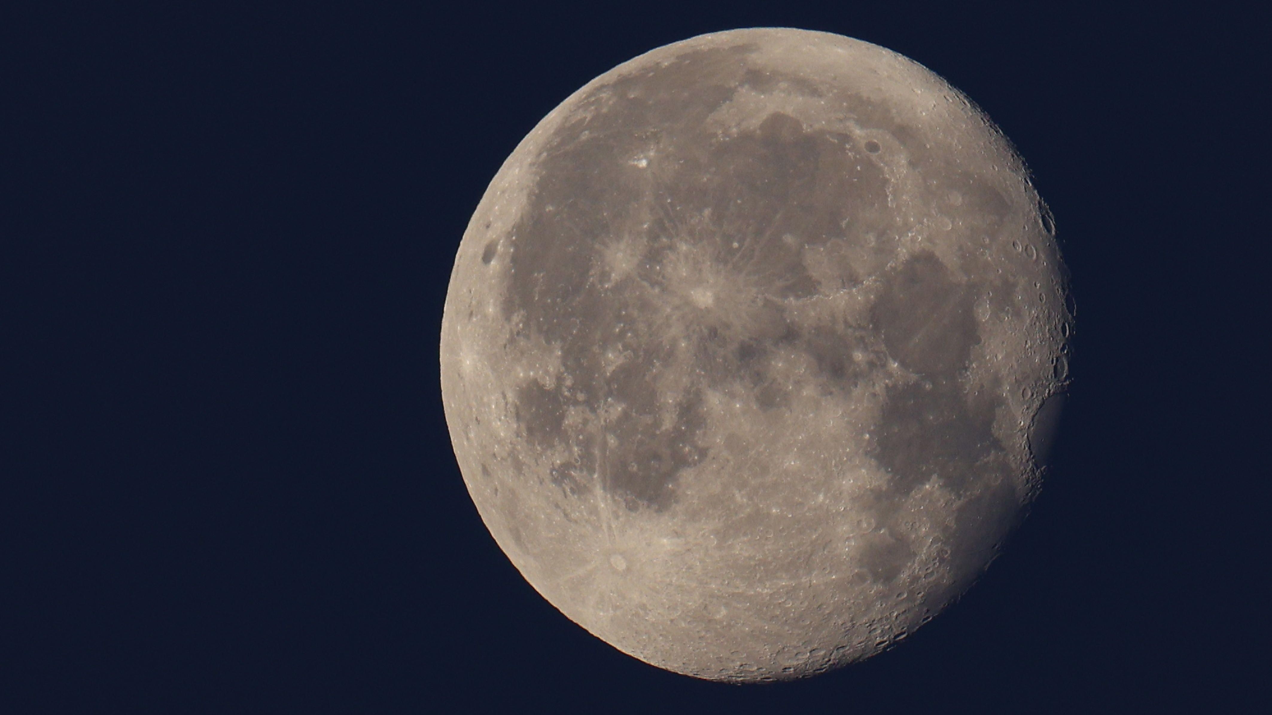 Auch Planeten brauchen einen stabilisierenden Faktor. Der Mond hält die Erdachse stabil und sorgt damit für regelmäßige Jahreszeiten.