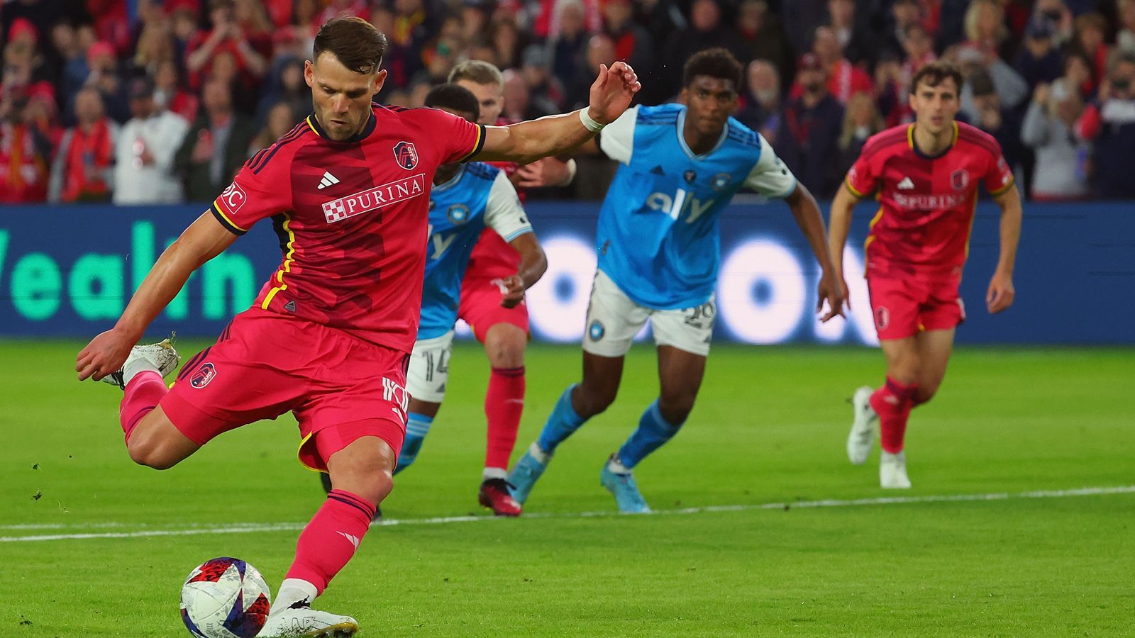 <strong>Eduard Löwen (Zentrales Mittelfeld - St. Louis City SC)</strong> <br>Aus der Jugend des 1. FC Kaiserslautern zog es Löwen über Saarbrücken und Nürnberg zu Hertha BSC, dem FC Augsburg und dem VfL Bochum. Er galt lange bei vielen Bundesligisten als starker Spieler für das Mittelfeld. Seit 2022 ist er in der MLS, spielte in 66 Partien und erzielte dabei 13 Treffer, 16 bereitete er vor.