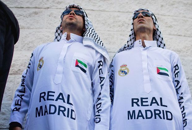 
                <strong>Fans aus aller Welt</strong><br>
                Das Spiel der Spiele in Spanien zieht Fans aus der ganzen Welt nach Madrid. Die Herkunft dieser Real-Anhänger ist unverkennbar.
              
