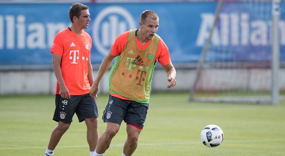 
                <strong>Badstuber</strong><br>
                Von den Fans gefeiert: Holger Badstuber konnte nach seiner schweren Verletzung wieder im Mannschaftskreis mitmischen. Beim Spiel neun gegen neun trug er jedoch ein grünes Leibchen und vermied zur Sicherheit jeden Zweikampf.
              