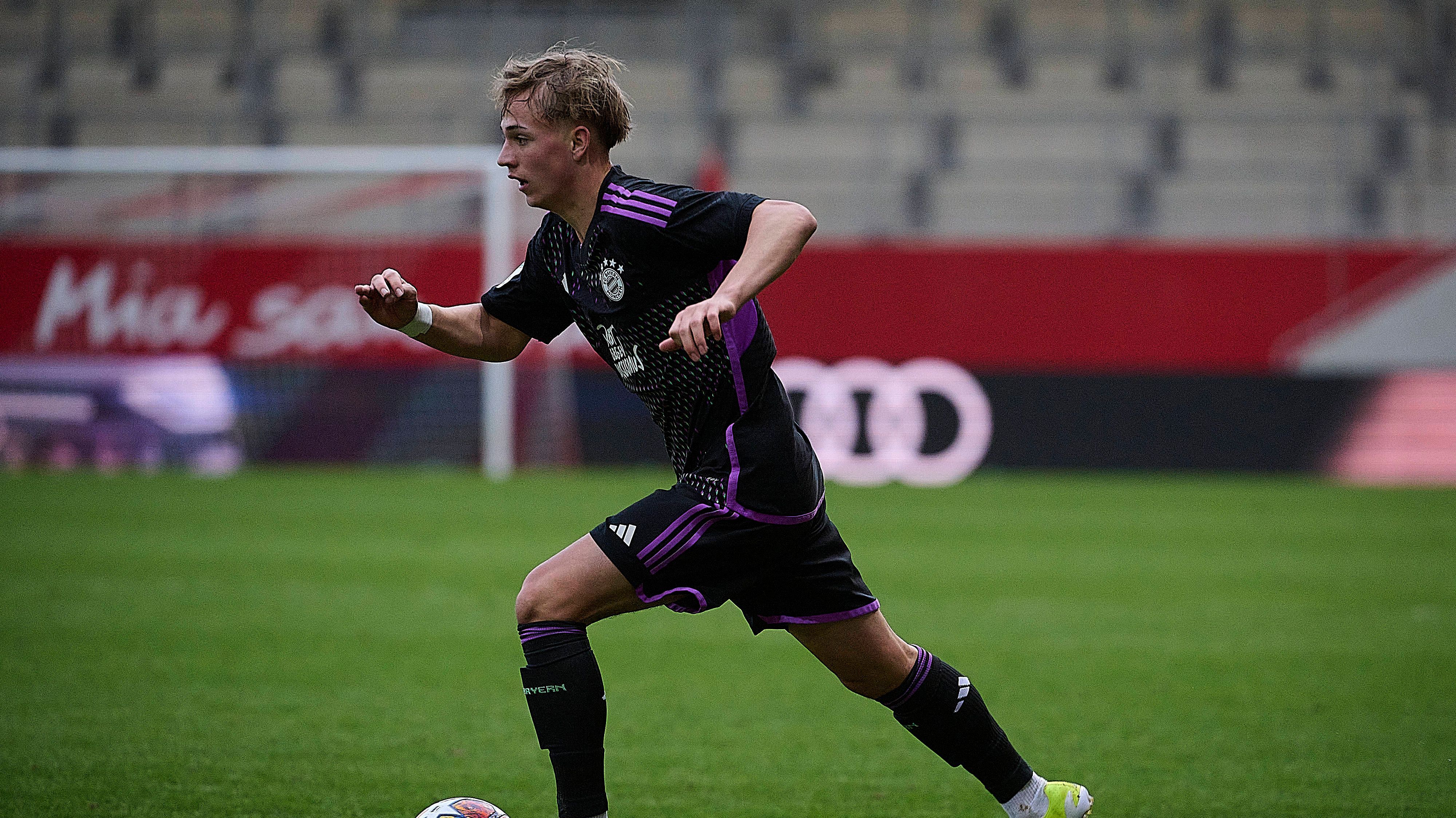 <strong>Maximilian Hennig</strong><br>Der 17-Jährige spielte bei den Titelgewinnen mit Deutschlands U17 ebenfalls eine tragende Rolle. Offensiv ist er ein eher unspektakulärer Außenverteidiger, der sich auf die simplen Dinge beschränkt.&nbsp;