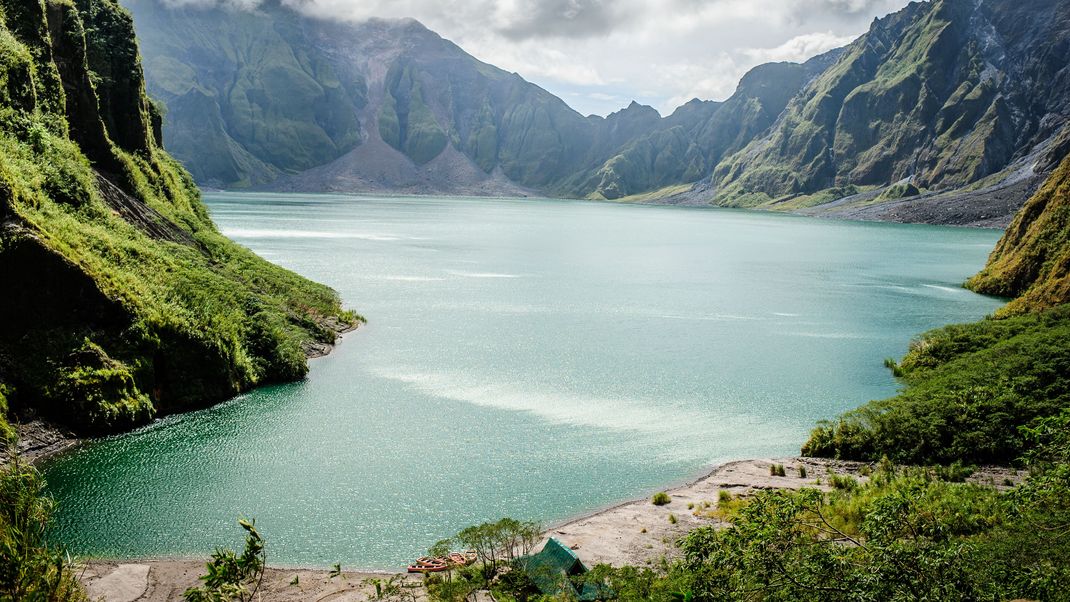 Idyllische Ruhe nach dem Sturm: Die Caldera des philipinschen Vulkans Pinatubo nach seinem veheerendem Asubruch 1991.