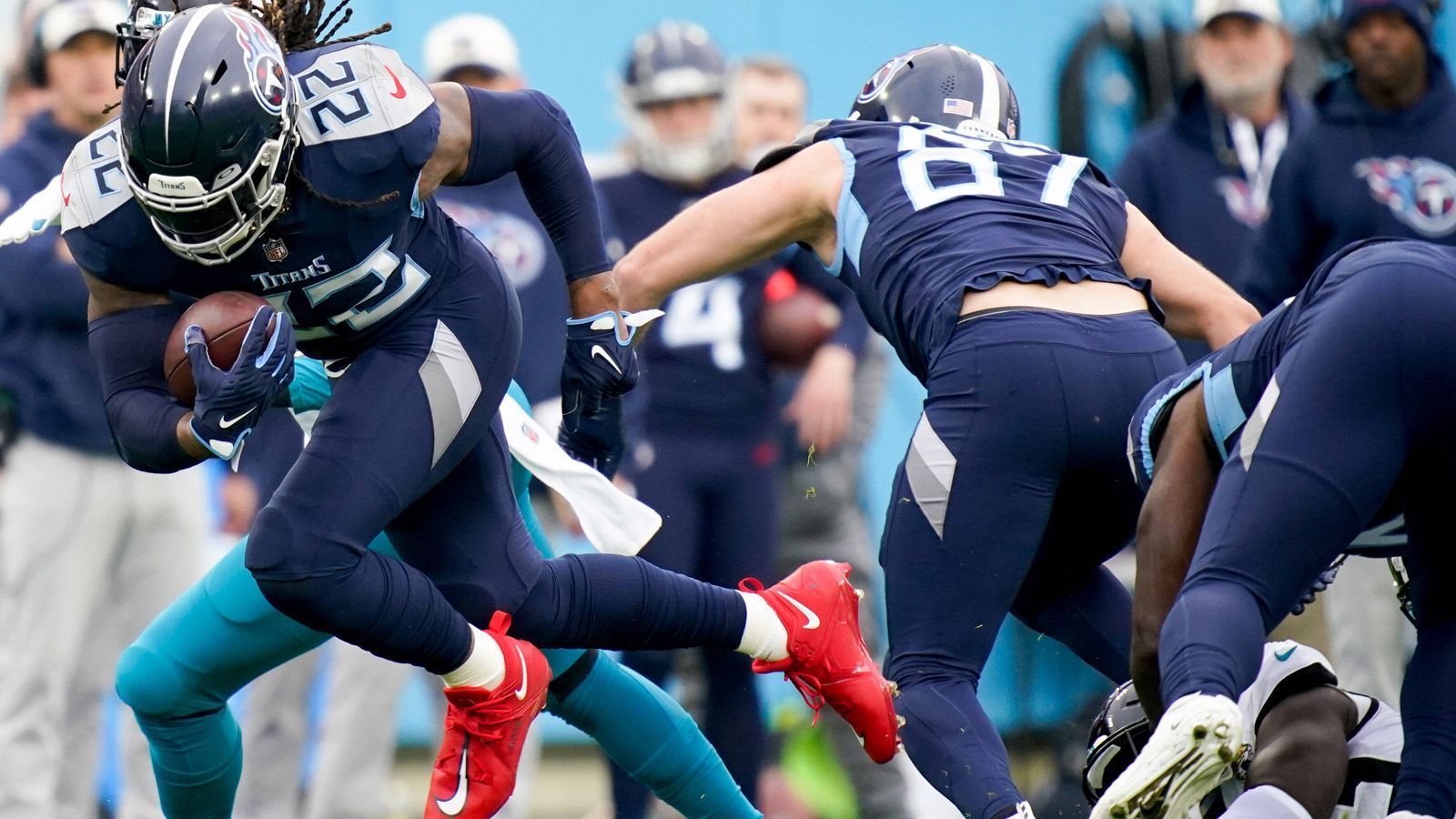 
                <strong>Verlierer: Offense der Tennessee Titans</strong><br>
                Eigentlich hätte man nach der Entlassung von General Manager Jon Robinson eine Antwort erwartet. Auf dem Feld blieb diese allerdings aus. Gegen die Jacksonville Jaguars brach vor allem die Offense katastrophal ein. Obwohl es nach einer frühen 14:7-Führung zunächst gut aussah. Aber vier Turnover waren sogar gegen die Jaguars zu viel, die daraus 20 Punkte erzielten. Zwei Turnover gingen dabei auf die Kappe von Quarterback Ryan Tannehill, zwei auf Running Back Derrick Henry. Und wenn selbst diese beiden den Ball verlieren, sieht es düster aus für die Titans.
              