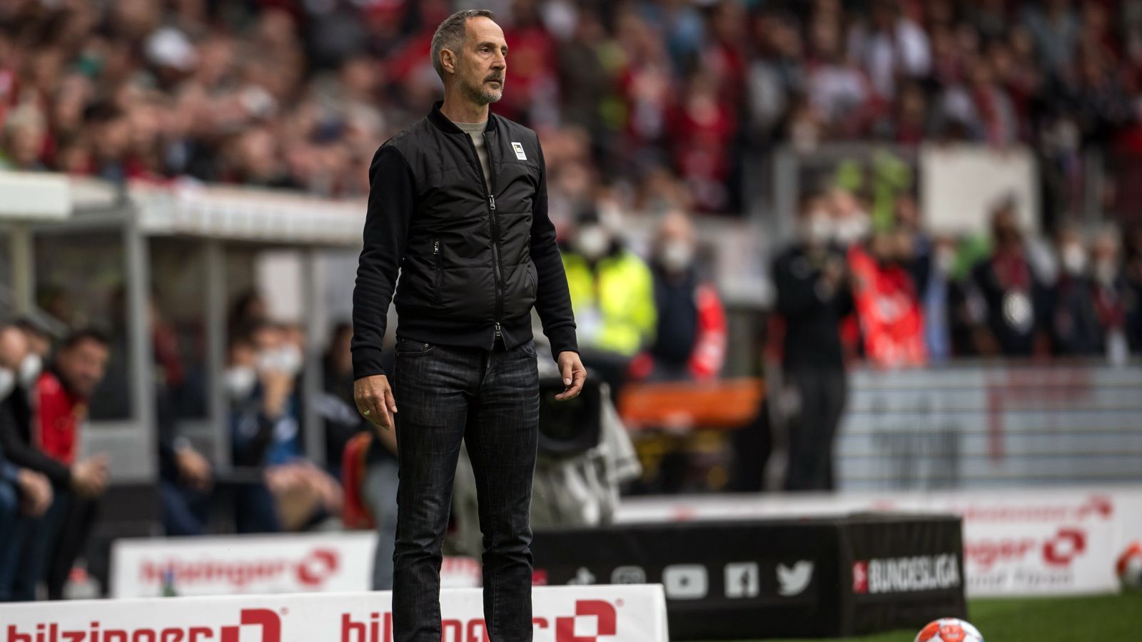 
                <strong>Adi Hütter (Borussia Mönchengladbach)</strong><br>
                Bevor Julian Nagelsmann von Leipzig zum FC Bayern wechselte, war Adi Hütter kurze Zeit der teuerste Trainer der Bundesliga-Geschichte. Borussia Mönchengladbach legte ebenfalls im Sommer 2021 geschätzte 7,5 Millionen Euro für den vormaligen Eintracht-Coach hin. Seine bei den Hessen so erfolgreiche Arbeit konnte der Österreicher bei den "Fohlen" aber nicht bestätigen. Alleine in der Bundesliga-Hinrunde setzte es acht Niederlagen, entsprechend befand sich Gladbach in der Tabelle nur im Mittelfeld und zwischenzeitlich sogar gefährlich nahe an den Abstiegsrängen. Selbst ein positiver Trend mit nur noch einer Niederlage vom 26. Spieltag bis zum Saisonende konnte Hütter nicht mehr retten. Nach nur einer Saison trennten sich die Wege zwischen ihm und den Gladbachern. 
              