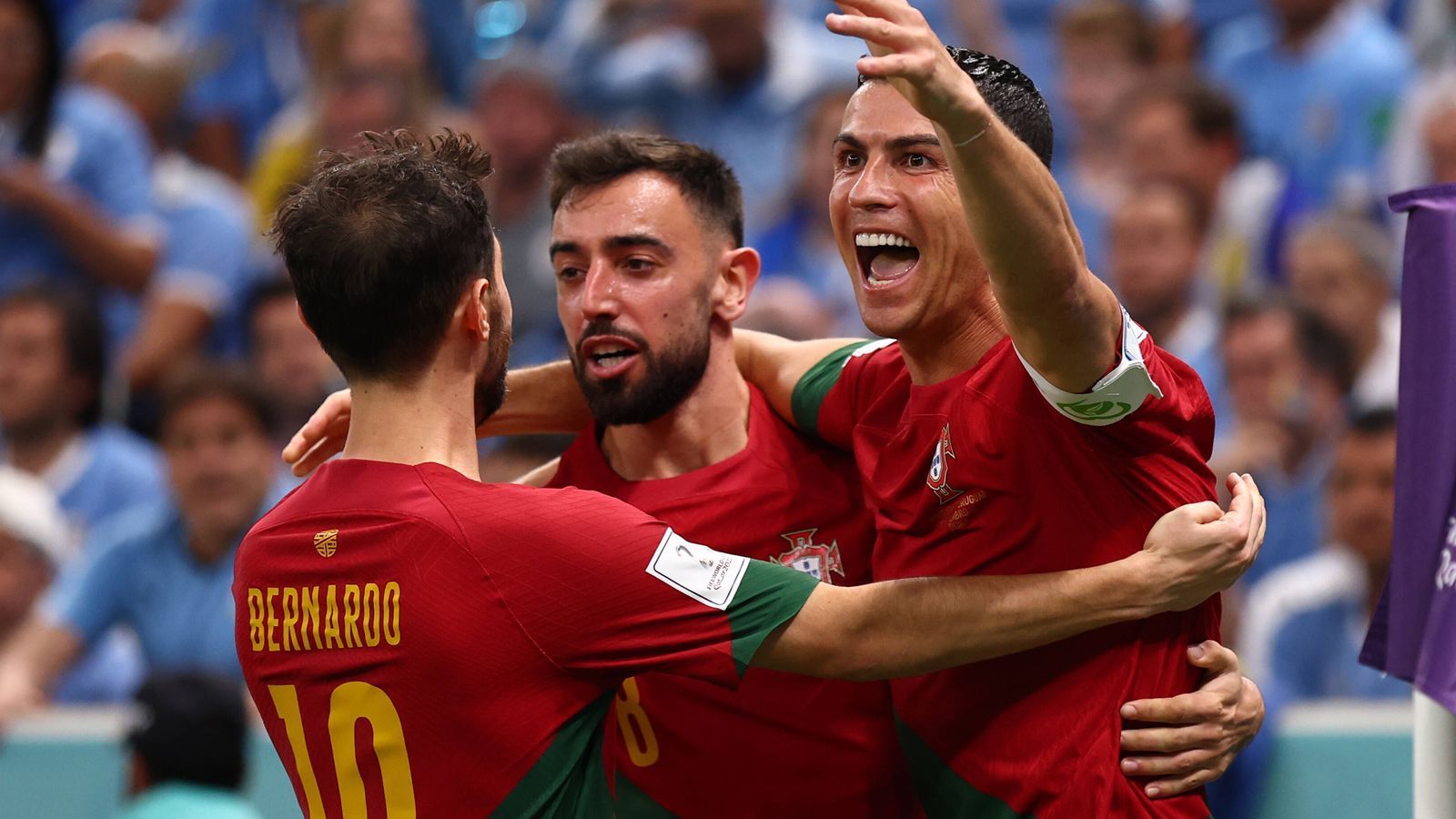 
                <strong>Cristiano Ronaldo gegen Uruguay: Sperenzchen, Flitzer, Achtelfinale!</strong><br>
                Für die Portugiesen war das offenbar ein Weckruf. In der 54. Minute flankte Bruno Fernandes den Ball in den Strafraum Uruguays und auf CR7, der den Luftzug gespürt haben dürfte. Am Ball dran war er aber nicht mehr.  Er zeigte zunächst seine legendäre Jubelpose, und auf der Leinwand im Lusail-Stadion wurde der Superstar sogar schon abgefeiert. "9 Tore in 19 WM-Spielen" stand da in riesigen Buchstaben. Doch das Tor wurde Fernandes gutgeschrieben. Freuen konnte sich Ronaldo trotzdem. Auch wenn er einen Rekord verpasste, denn mit seinem neunten WM-Tor wäre er mit Legende Eusebio gleichgezogen. So steht Ronaldo weiter bei acht Treffern.
              