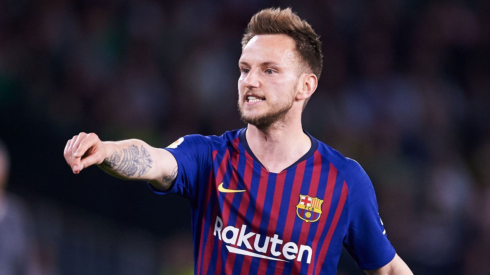 
                <strong>Ivan Rakitic (FC Barcelona)</strong><br>
                Reine Spekulation der "Daily Mail" ist ein möglicher Wechsel von Ivan Rakitic vom FC Barcelona. Allzu weit hergeholt ist die Idee jedoch nicht. Nach der Verpflichtung von Ajax-Jungstar Frenkie de Jong dürfte der 31-Jährige bei Barca in der kommenden Saison früher oder später ins zweite Glied rücken. Da ist eine Führungsrolle bei Manchester United nicht die schlechteste Alternative. Zwar liegt Rakitics Ablöse bei festgelegten 108 Millionen Pfund (126 Millionen Euro). Doch die Zeitung geht davon aus, dass die Katalanen ihren Mittelfeldspieler auch zum halben Preis ziehen lassen würden.
              