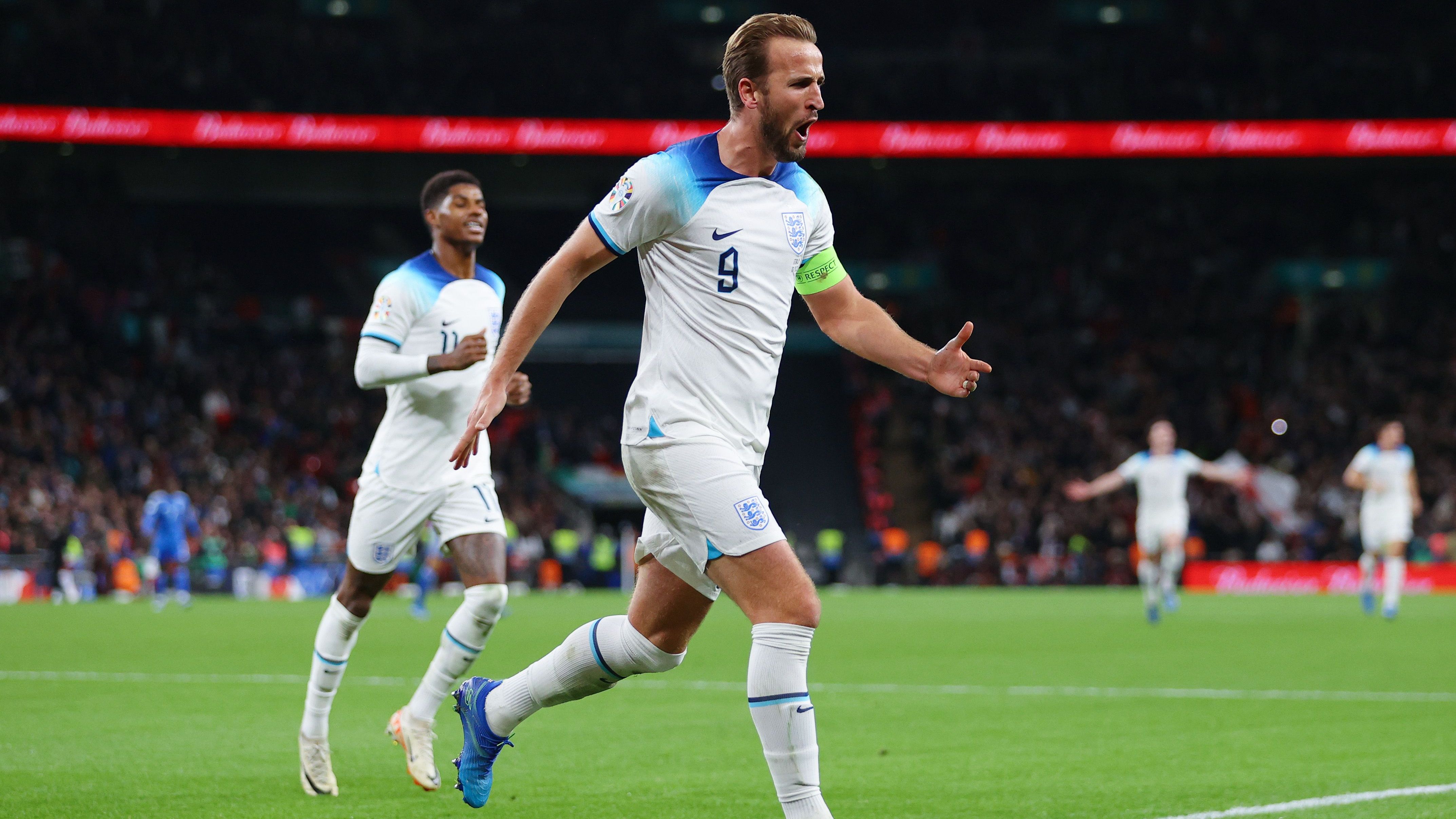 <strong>England</strong><strong><br> </strong>Die englische Nationalmannschaft hat durch einen 3:1-Sieg gegen den amtierenden Europameister Italien das Ticket für die Endrunde 2024 in Deutschland gebucht. Gegen Italien wurde einmal mehr Starstürmer Harry Kane mit einem Doppelpack zum Matchwinner. Zudem traf Marcus Rashford für die Three Lions.