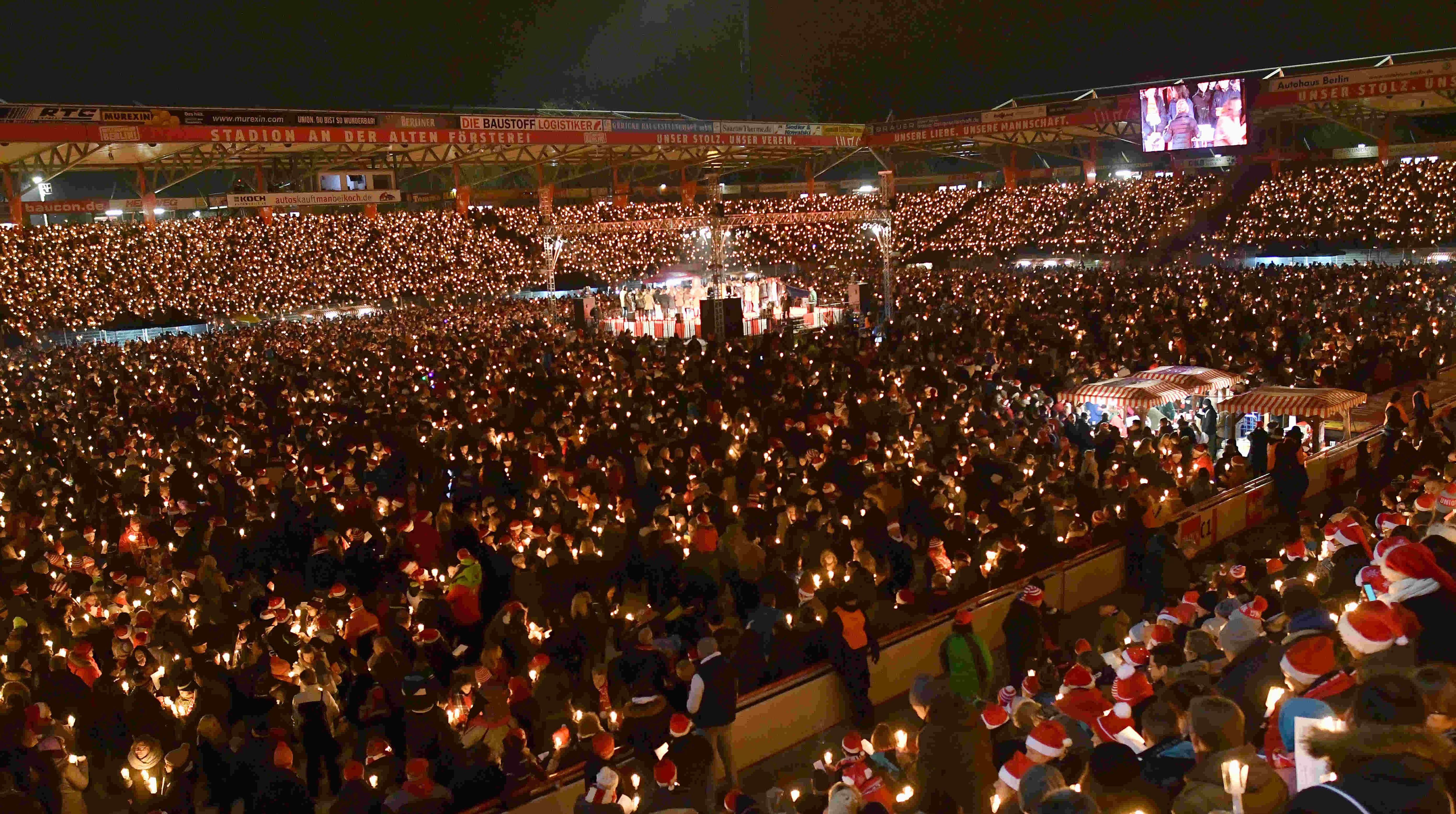 Tausende beim Weihnachtssingen in Berlin und Köln