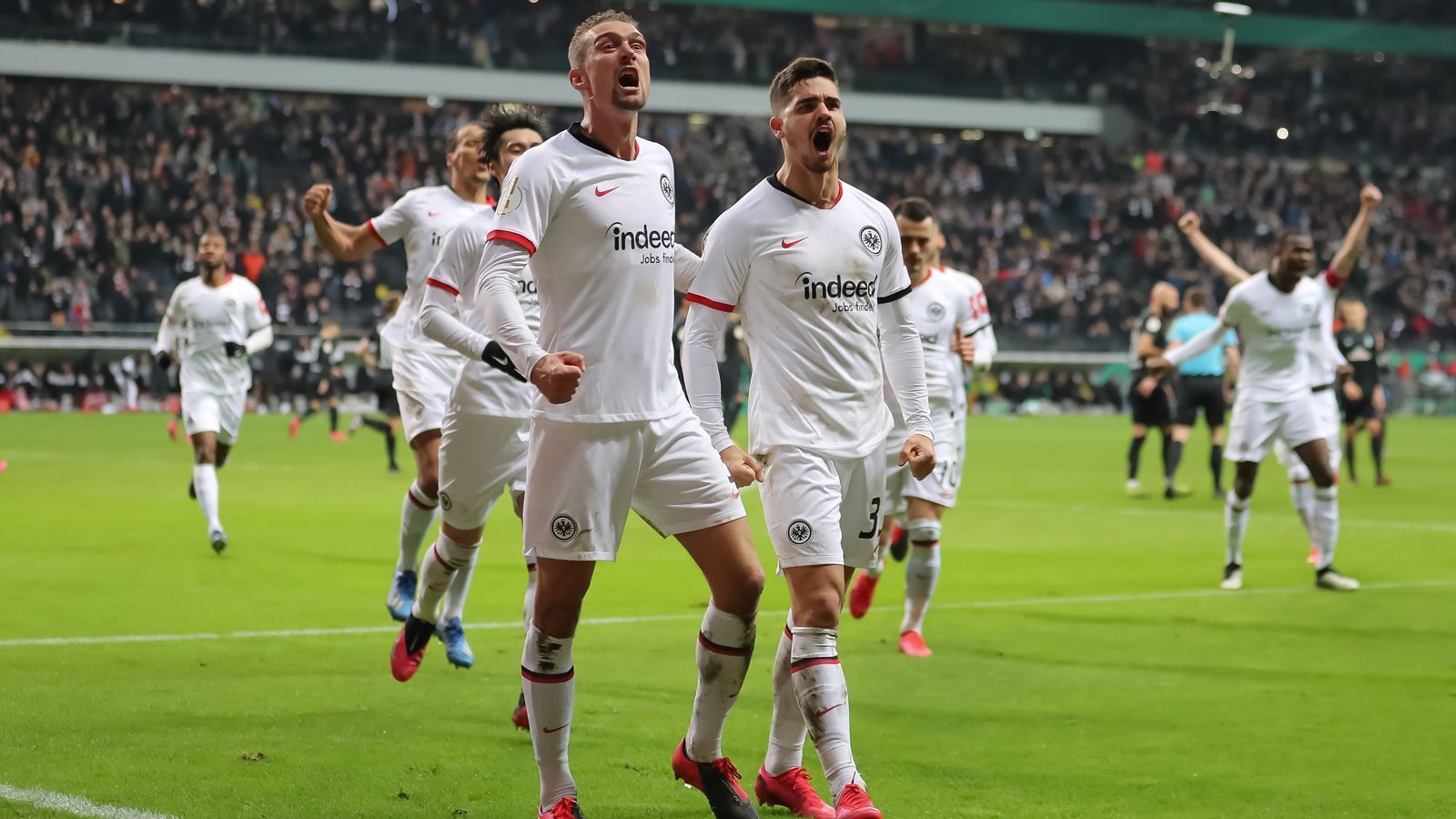 
                <strong>Dauerbrenner im Halbfinale </strong><br>
                Sowohl die Frankfurter Eintracht, als auch die Münchner Bayern zählen zu den Stammgästen im DFB-Pokalhalbfinale. Der deutsche Rekordpokalsieger steht zum elften Mal in Folge im Halbfinale und hält damit einen aktiven Rekord im Wettbewerb. Für die Frankfurter ist es das dritte Halbfinale in vier Jahren, die letzten beiden Halbfinals 2017 gegen Mönchengladbach und 2018 gegen Schalke konnten die Hessen jeweils für sich entscheiden. In der letzten Saison scheiterte die Eintracht als Titelverteidiger schon in der ersten Runde bei Viertligist SSV Ulm. 
              