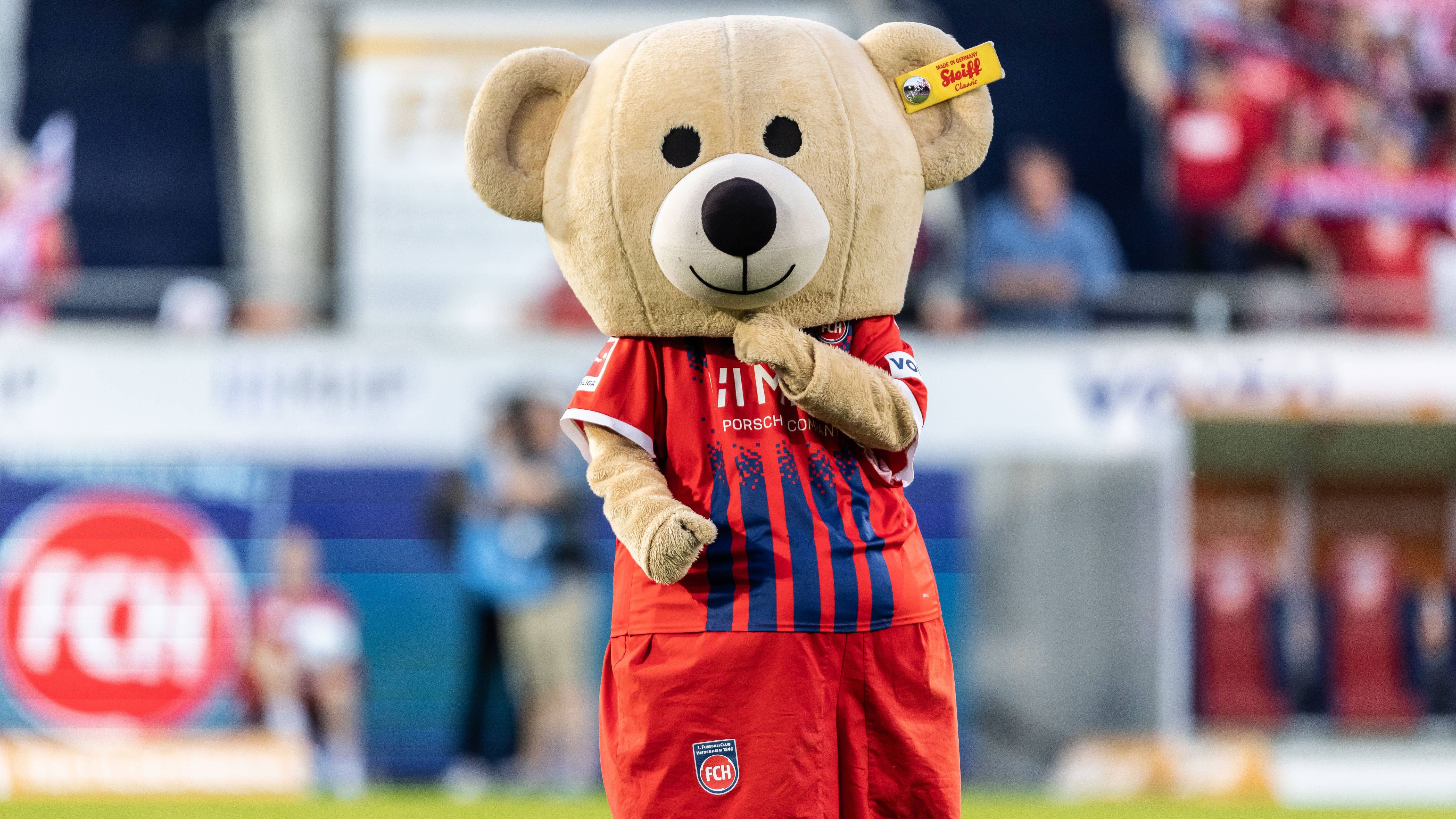 <strong>Platz 12: 1. FC Heidenheim - Paule</strong><br>Heidenheim droht der Abstieg. Das wäre schade um Maskottchen Paule. Der plüschige Teddybär sieht bisschen aus wie die Temu-Version des FCB-Maskottchens Berni. Der Münchner Kollegen steht im Ranking auch nicht sonderlich hoch. Wie ihr gleich sehen werdet.