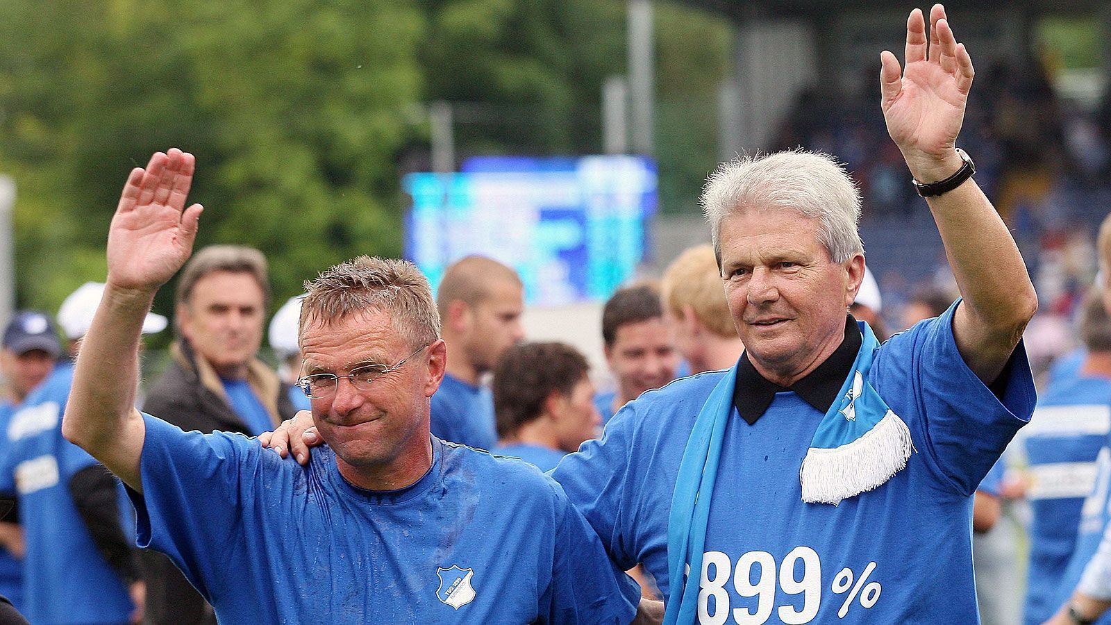 
                <strong>1899 Hoffenheim (Deutschland)</strong><br>
                Wie man es richtig und nachhaltig macht, zeigte bzw. zeigt Hoffenheims langjähriger Gönner Dietmar Hopp, der die TSG schon lange vor dem sportlichen Aufstieg in die Bundesliga finanziell unterstützte. Der erfolgreiche Unternehmer (Mitgründer von SAP) holte im Sommer 2006 mit Ralf Rangnick wohl den entscheidenden Mann für die spätere, sehr gute Entwicklung der TSG. Unter dem "Fußball-Professor" schafften die Kraichgauer innerhalb von nur zwei Jahren den Durchmarsch ins deutsche Fußball-Oberhaus, wo sie seit 2008 festes Mitglied sind. Obwohl sich Hopp selbst immer im Hintergrund hält, gibt es gegen seine Person leider nach wie vor Anfeindungen gegnerischer Fangruppen, zuletzt etwa vom BVB-Anhang.
              