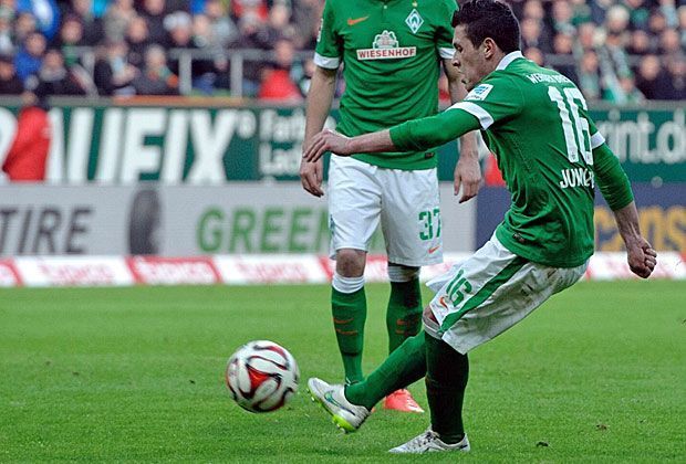 
                <strong>Junuzovic erklärt sein Freistoß-Geheimnis</strong><br>
                Ob ein Ball in den Maschen landet, merkt Werders Mittelfeldspieler direkt, wenn er das runde Leder getroffen hat. "Dann weiß ich, ob er gut getreten ist. Ob er drin ist sehe ich dann anhand der Flugkurve." In dieser Szene muss er also ein gutes Gefühl gehabt haben.
              