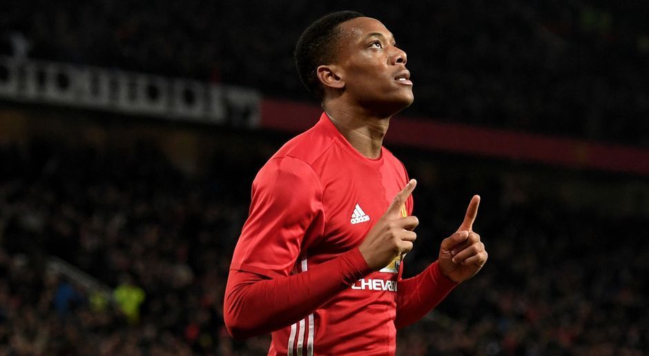 
                <strong>Anthony Martial (Manchester United)</strong><br>
                Ein weiterer Offensiver, der auf Real Madrids Wunschliste stehen soll, ist Anthony Martial von Manchester United. Wie die "Sun" berichtet, streitet sich Real mit dem FC Barcelona um den 21-jährigen Franzosen. Die Ablösesumme soll umgerechnet mehr als 70 Millionen Euro betragen. Martial war 2015 vom AS Monaco zu United gewechselt. Unter Trainer Jose Mourinho findet er sich in dieser Saison meist nur auf der Bank wieder.
              