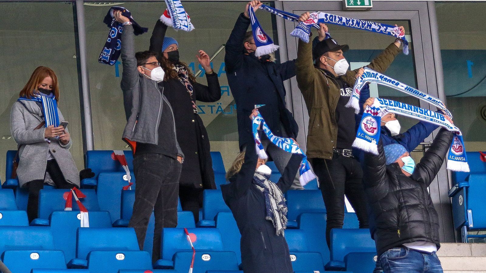 
                <strong>Fans mit Schal und Maske</strong><br>
                Die 700 Glücklichen auf den Rängen feuerten ihr Team an - mit Schal und Maske.
              